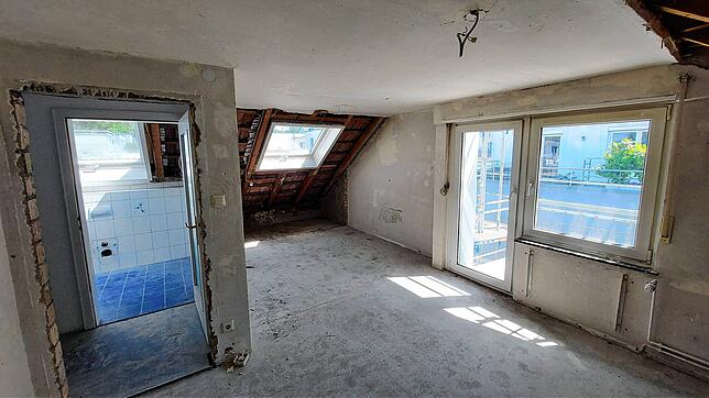 Blick in eines der künftigen Zimmer, in denen Studierende, Gastro-Mitarbeiter oder Azubis leben können. Dieses liegt im Dachgeschoss und ...