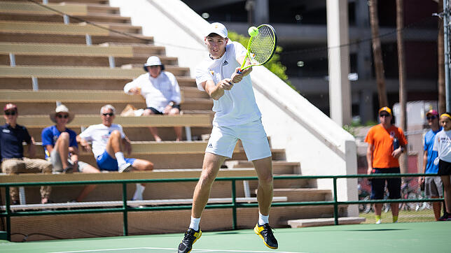 Er gibt alles: Tim Rühl aus Tiengen studiert seit eineinhalb Jahren in den USA und spielt Tennis für das Team der Arizona State ...