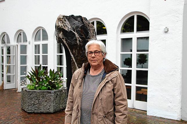 Die 380 Kilogramm schwere Skulptur von Annette Booss aus Heiligenberg besteht aus französischem Kalkstein. Sie entstand direkt aus dem ...