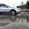 Ein Auto spiegelt sich in einer der großflächigen Pfützen auf dem provisorischen Parkplatz am Sulzerring in Tiengen, wo das neue ...