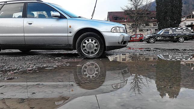 Ein Auto spiegelt sich in einer der großflächigen Pfützen auf dem provisorischen Parkplatz am Sulzerring in Tiengen, wo das neue ...