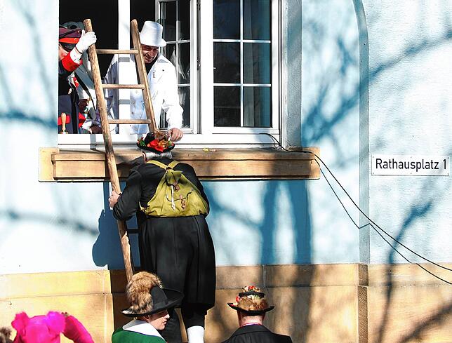 Der Sturm hat begonnen. Severin erklimmt die Leiter hinein ins Rathaus.