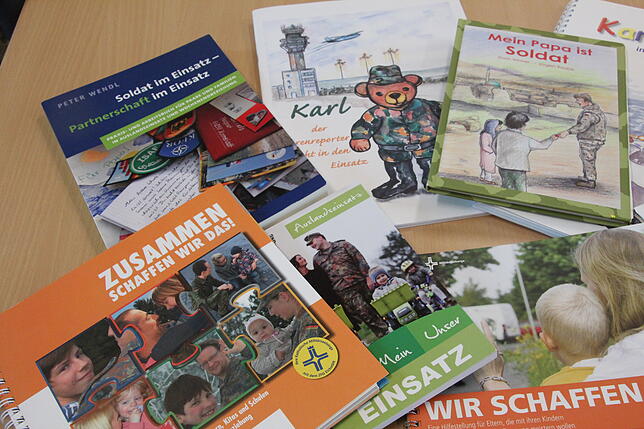 Lesestoff für Soldaten-Familien: Auf einem Tisch im Familienbetreuungszentrum liegen Ratgeber für Kinder und Paare.