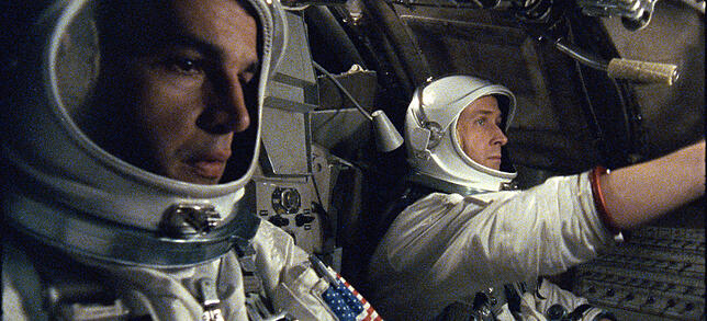 Ryan Gosling (rechts) als Neil Armstrong in einer Szene des Films „Aufbruch zum Mond „. Hier eine Szene der Gemini-8-Mission.