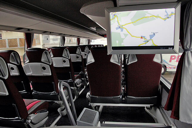 Über mehrere im Bus verteilte Monitore können filme gezeigt werden, oder Positionsdaten, ähnlich wie in Flugzeugen.