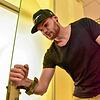 Projektmanager Marc Köser demonstriert, wie einfach man mit dem Unterarm Türen mit dem Griff öffnen kann, ohne die Hände an die Klinke ...