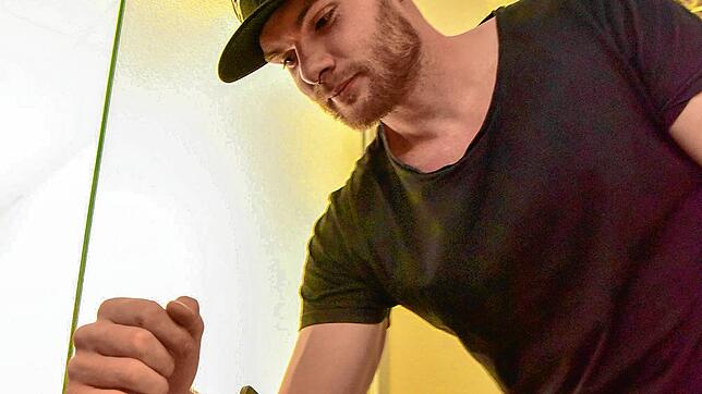 Projektmanager Marc Köser demonstriert, wie einfach man mit dem Unterarm Türen mit dem Griff öffnen kann, ohne die Hände an die Klinke ...