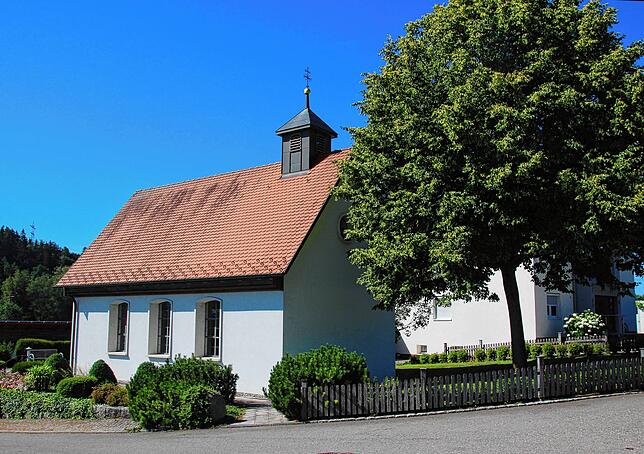 Die St.-Anna-Kapelle in Igelswies gilt als keines Schmuckstück und ist 2002 durch bürgerschaftliches Engagement in rund 3000 ...