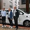 Die Kooperations- und Projektpartner der &bdquo;Linie 13&ldquo; in Schaffhausen vor dem automatisierten Fahrzeug: Christoph Schärrer, ...