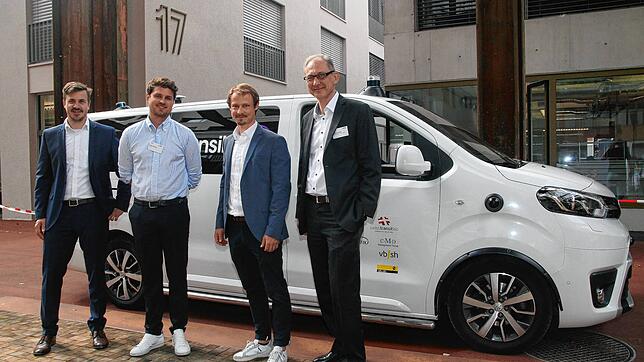 Die Kooperations- und Projektpartner der &bdquo;Linie 13&ldquo; in Schaffhausen vor dem automatisierten Fahrzeug: Christoph Schärrer, ...