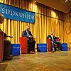 Die Diskussionsrunde in der Hotzenwaldhalle, von links: SÜDKURIER-Redakteur Markus Vonberg, die Bürgermeisterkandidaten Mike Biehler und ...