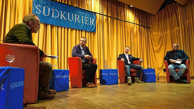 Die Diskussionsrunde in der Hotzenwaldhalle, von links: SÜDKURIER-Redakteur Markus Vonberg, die Bürgermeisterkandidaten Mike Biehler und ...