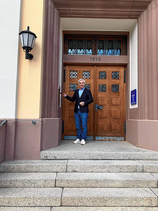 Fatih Cicek wirft seine Unterlagen in Königsfeld ein.