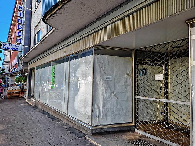 Auch am Buchhornplatz finden sich verklebte Fensterfronten.