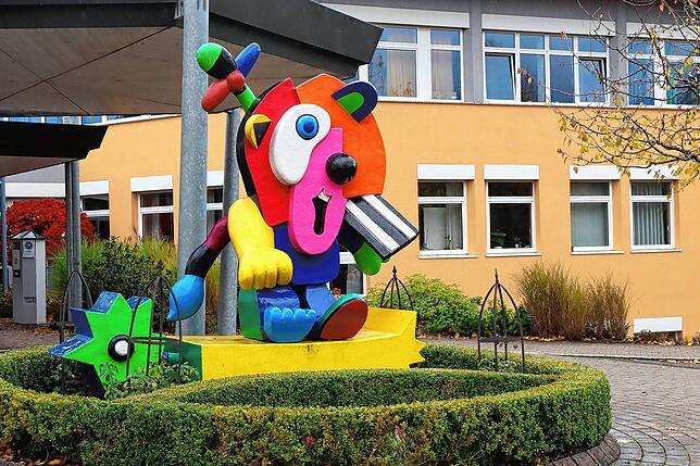 Die Skulptur des Löwen von Otmar Alt steht heute wie kein zweites Symbol für die Nachsorgeklinik Tannheim.