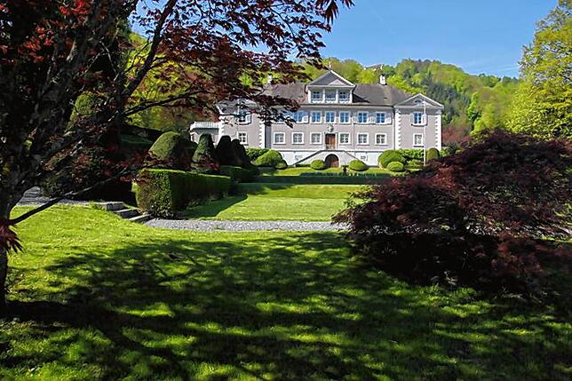 Das Schloss in Bodman. 1760 zog die Adelsfamilie des Grafen von Bodman vom Schloss in Espasingen in das Schloss in Bodman. B