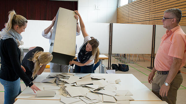 Wahlsonntag in Immenstaad: Zunächst wurde die Europawahl ausgezählt, dann folgten Kreistags- und Gemeinderatswahl.