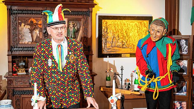 Narrenrichter Jürgen Koterzyna hält im Narrenstüble eine Ein-Mann-Dreikönigssitzung ab, die am Dreikönig-Abend zu sehen ist. Bild: Lukas ...