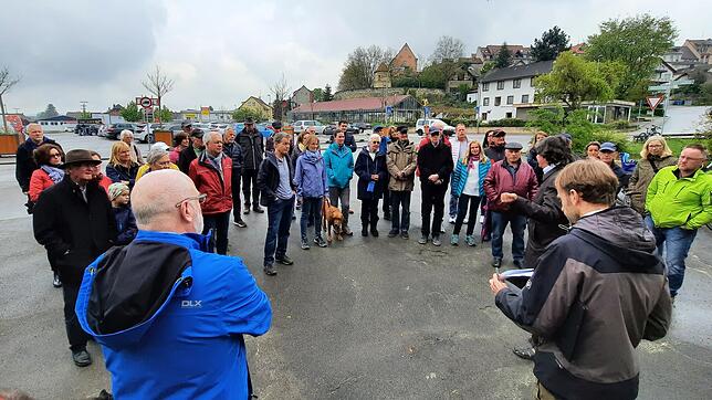 Die Interessierten hören der Präsentation zu. Sie stehen vor der ehemaligen Fundgrube gegenüber des Dillplatzes.