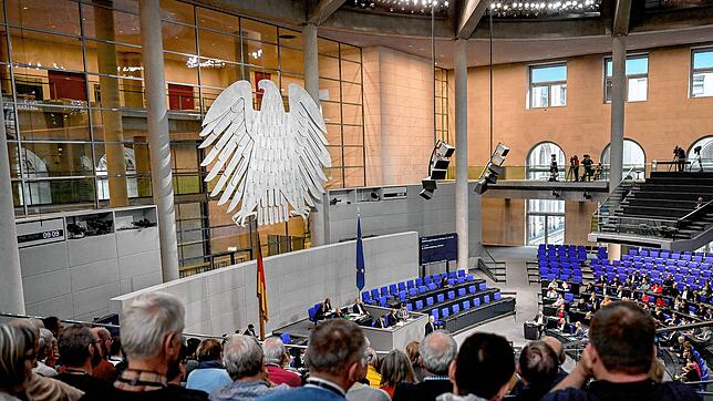 Berlin: Zuschauer verfolgen die Sitzung im Bundestag.