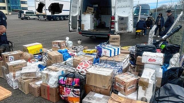 In etlichen Paketen waren gut 54 Liter unversteuerter Alkohol aus Osteuropa versteckt. Er wurde bei Transitkontrollen von Polizei und ...