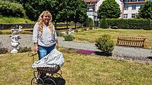 Noch ist jede Menge Platz im Garten des Schloss Weiterdingen. Hausdame Sandra Kirsch freut sich schon auf zahlreiche Besucher und ...