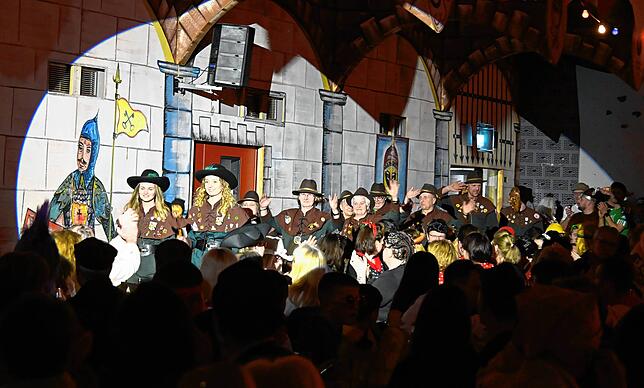 Bild 10: Närrischer Spaß in der Ritterburg: So erlebten die Besucher den Bunten Abend in Weilheim