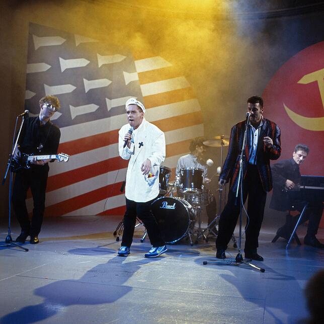 Weniger um Weihnachten und mehr um Liebe geht es bei &bdquo;The Power of Love&ldquo; der Pop-Gruppe Frankie Goes to Hollywood. Das 1984 ...