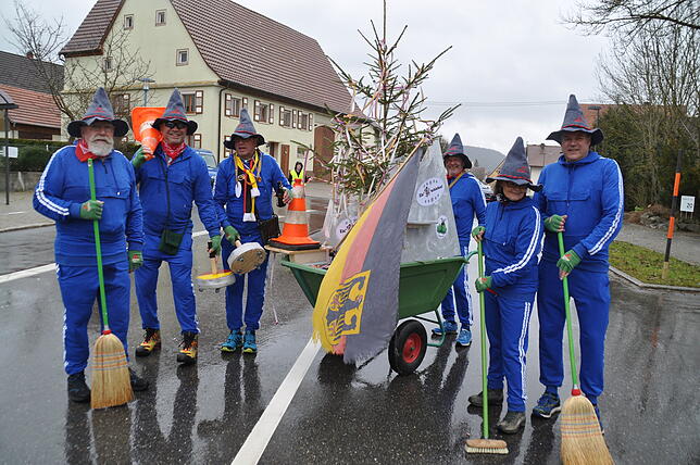 Der Reinigungstrupp sorgt am Schluss des Umzugs in Oberbaldingen wieder für Ordnung und Sauberkeit im Ort.