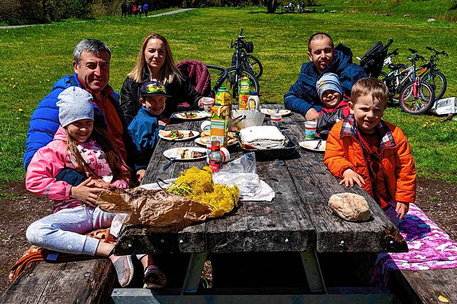 Familie Ciobu und Caraus beim Sonntaglichen Grllen an der Romäus-Quelle.
