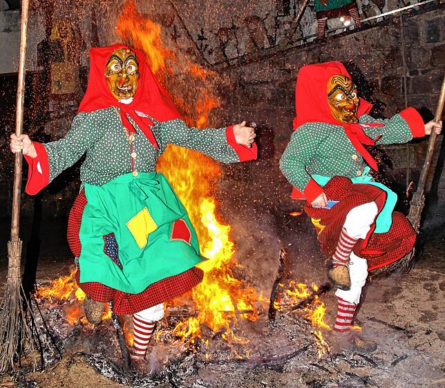 Sogar im Paar gelingt der Sprung über das lodernde Feuer.