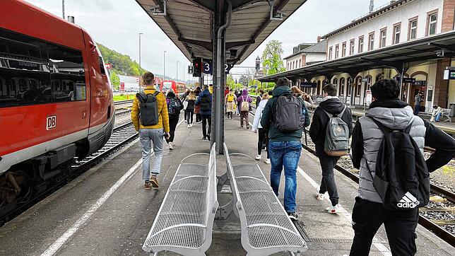 Fahrgäste steigen in Waldshut aus.