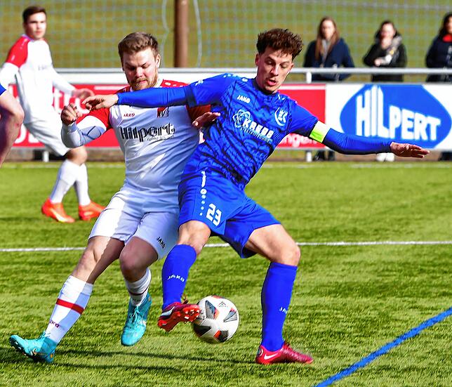 Erstes Saisontor: Fabio Kammerer, hier rechts im Hinspiel in Weilheim gegen Alexander Baumgartner, traf beim 6:0 erstmals in dieser ...