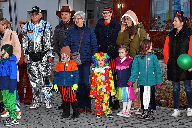 Bild 5: Narren feiern Rosenmontag mit Kindernachmittag und Fackelzug