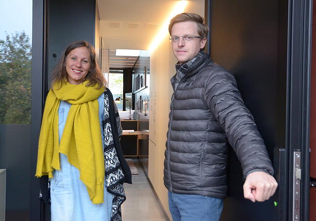 Hereinspaziert: Julia Kohler und Christfried Schneider laden ins wohnliche Innere ein.