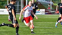 Entdeckung: Felix Walde (Mitte, im Spiel gegen den SV Buch) absolvierte erst vier Spiele für den FC RW Weilheim, hat aber nun schon fünf ...