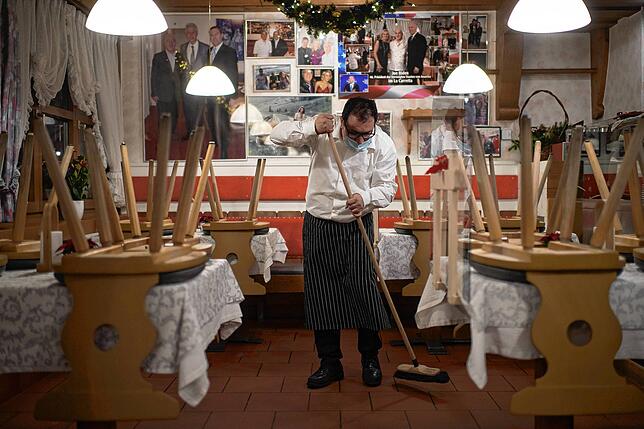 Die Schweizer Gastronomen können ihre Gasträume schon einmal herausputzen: Ab Ende Mai könnten sie wieder öffnen.