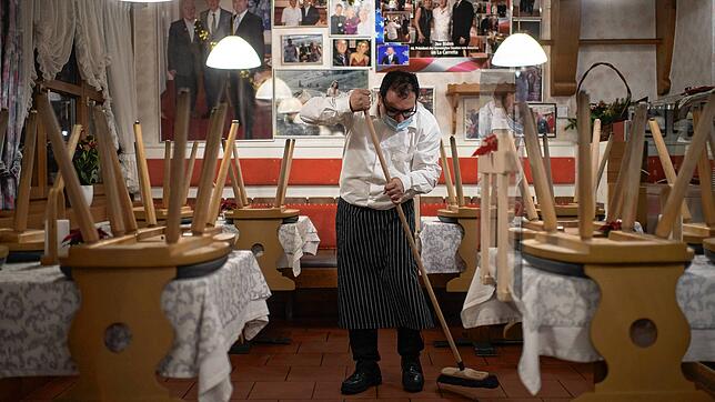 Die Schweizer Gastronomen können ihre Gasträume schon einmal herausputzen: Ab Ende Mai könnten sie wieder öffnen.