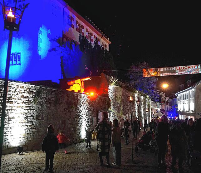 Stimmungsvoll: Blick auf Schloss, Schlossmauer und die Tiengener Fußgängerzone. Bild. Ursula Freudig