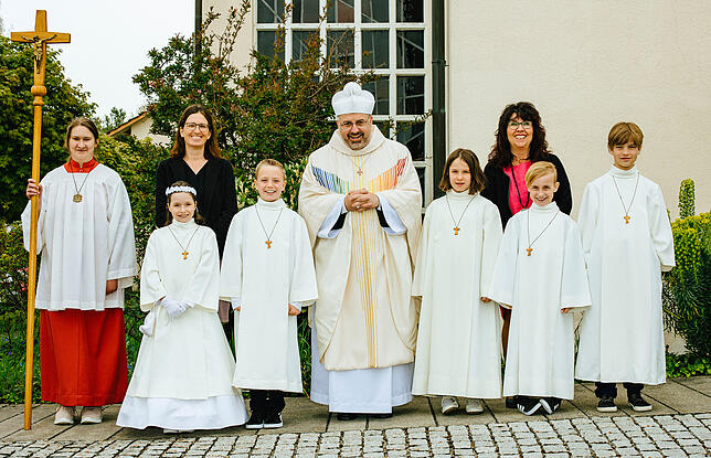 Sophia Bosch, Luca Haag, Rahel Freisem, Lukas Schmerbach, Rune Schneider bei ihrer Erstkommunion mit Ministrantin Julia Bommer, ...