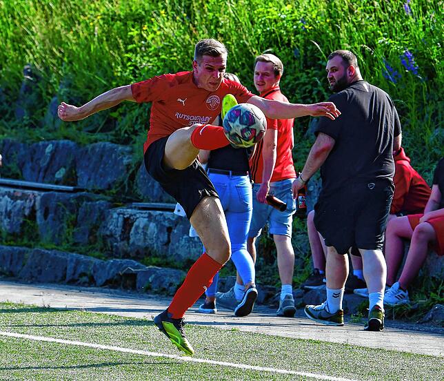 Platzverweis: Nico Maier – hier im Spiel beim FC RW Weilheim – musste beim 4:1 des FC Hochrhein gegen den FC Schlüchttal ...