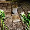 Die Frauen vom Verein belladonna in der Döbelestraße 2 putzen zum Gedenken die Stolpersteine von Mutter und Tochter Fuchs. Sie sind ...