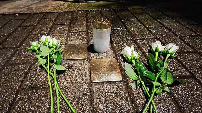 Die Frauen vom Verein belladonna in der Döbelestraße 2 putzen zum Gedenken die Stolpersteine von Mutter und Tochter Fuchs. Sie sind ...