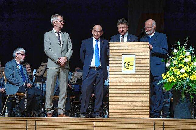Wenn aus Partnern Freunde werden: Die Bürgermeister der Engener Partnerstädte, Gábor Vas aus Pannonhalma (von links), Claudio Magro aus ...