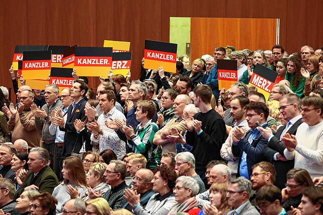 Im Saal sind die Menschen angetan bis begeistert – es gibt auch organisierte Unterstützung von der Jungen Union.