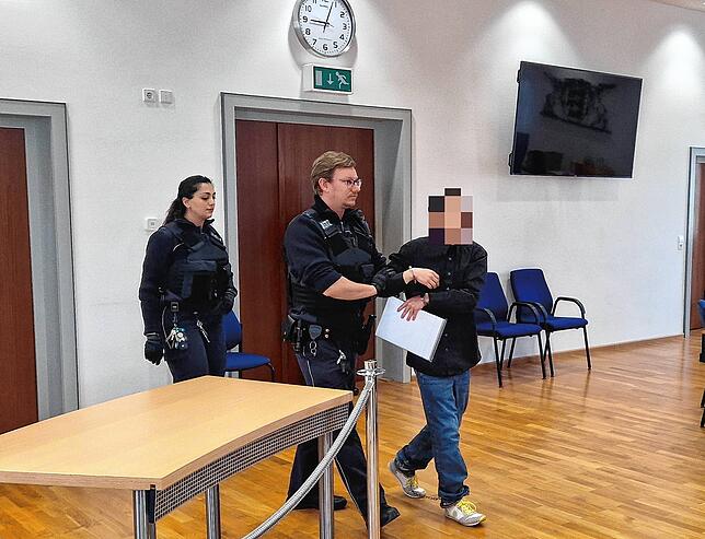 Der 29-Jährige soll im März 2024 versucht haben, einen Polizisten in den Hals zu stechen, als er festgenommen werden sollte.