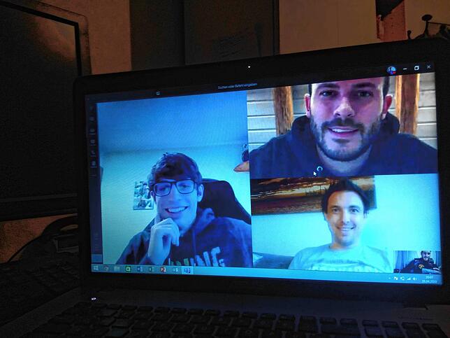 Der SV Meßkirch hielt erstmals eine Vorstandssitzung über einen Gruppenchat ab. Dabei waren IT-Beauftragter Dennis Fischer (links), der ...