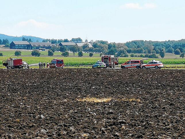 Die Start-und Landebahn darf nicht betreten werden: Das Foto zeigt die Einsatzfahrzeuge der Rettungskräfte.