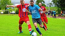 Nico Gasser (SG Reichenau/R.-Waldsiedlung, rechts) im Duell um den Ball gegen Simon Kanngießer (FC RW Salem). Wie dieses Duell ausging ...