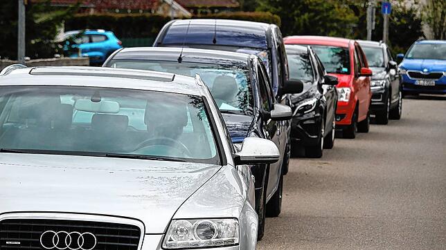 Seit es für die Mitarbeiter des Landratsamtes etwas kostet, den Parkplatz gegenüber zu benutzen, parken etliche in der Humboldtstraße. ...